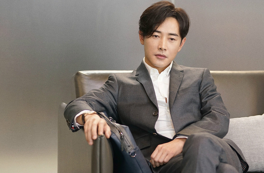 罗晋最新写真化身霸道总裁 穿西装配运动鞋意外很时髦