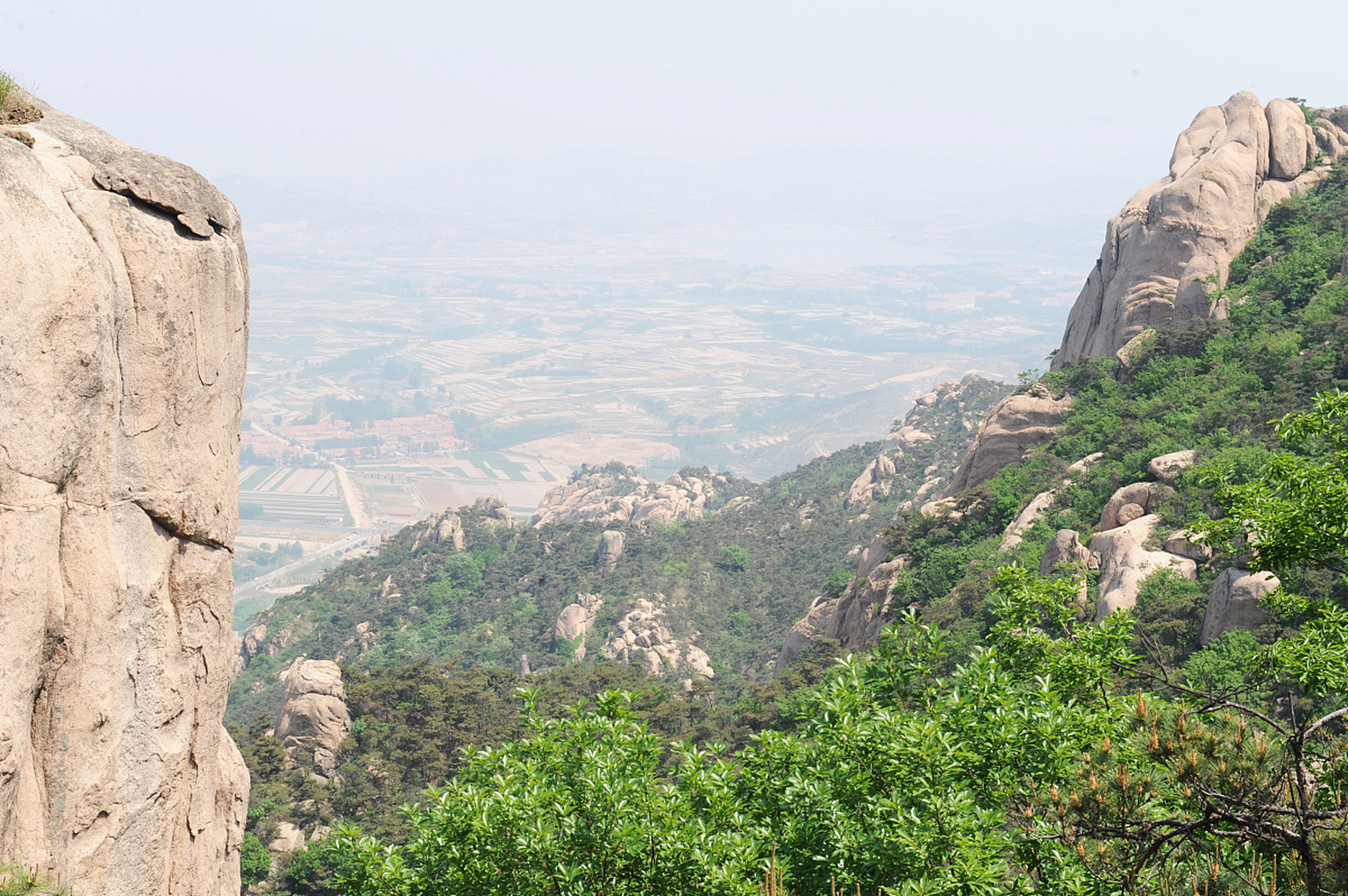 嵖岈山:国家级风景名胜区,以奇峰怪石和溶洞景观著名.