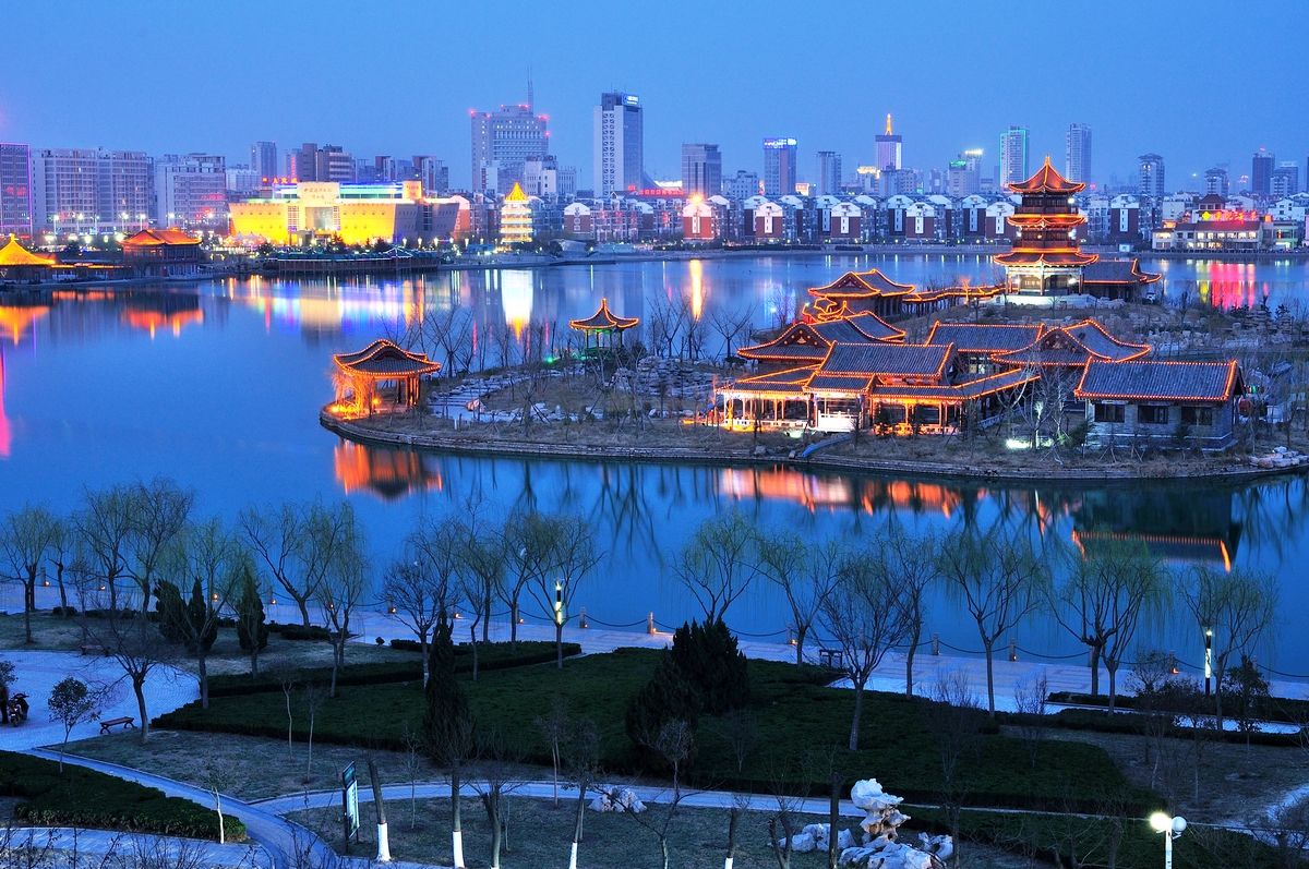 山东一个四线城市房价破2万,它是怎么做到的?