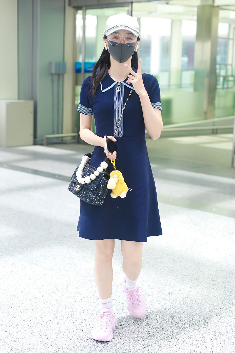 何泓姗街拍:针织polo裙粉色老爹鞋 chanel粗呢包清新美少女