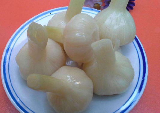 第二个,糖蒜  大蒜也是东北人最爱吃的一种小菜,不知道大家有没有发现