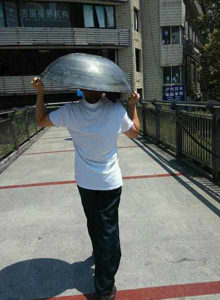 搞笑gif:没记错的话,这锅是我们老板炒菜用的!