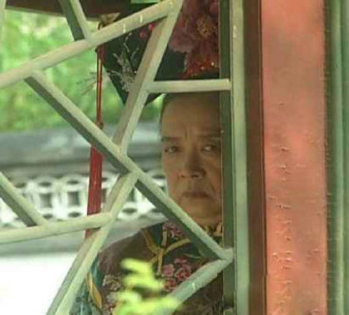 植入教室的摄像头,像不像后窗班主任的那双眼睛?