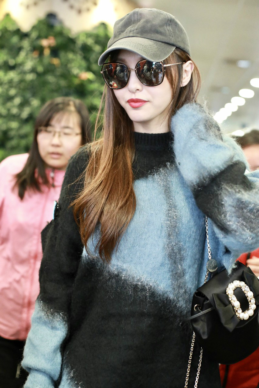 唐嫣头戴黑色棒球帽