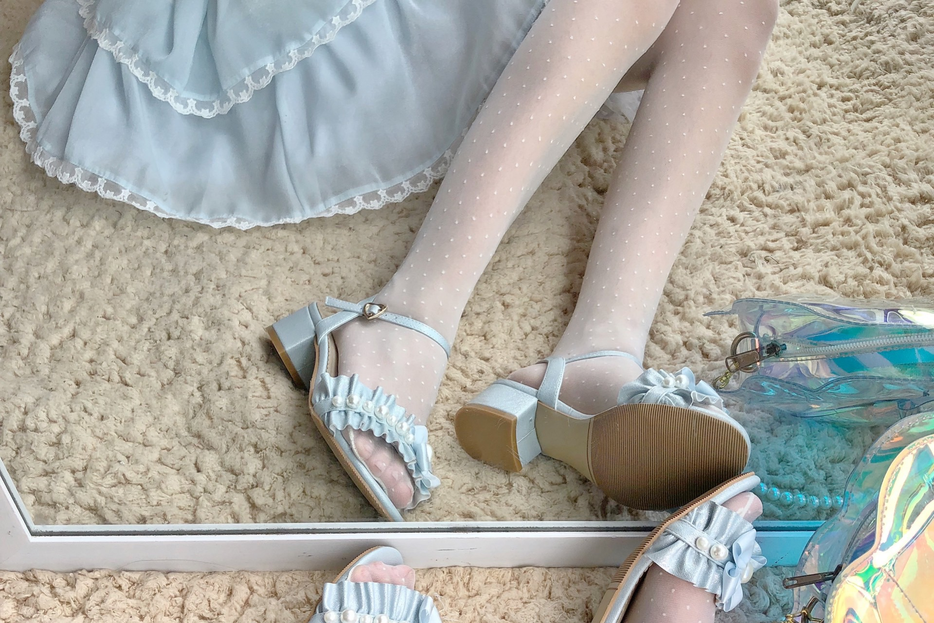 最近火了一种穿法叫"lo袜 凉鞋",不仅减龄,还十分百搭!