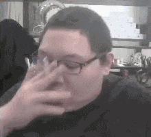 pdd反向抽烟烫嘴,李荣浩厕所抖烟烫臀,陈坤有经验?呼吁抹消炎