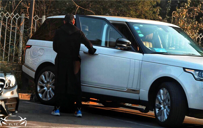 赵文卓座驾,京牌第四代路虎揽胜,价值两百多万,网友:他很爱惜