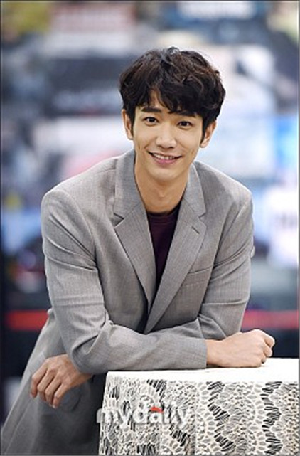 台湾艺人刘以豪接受采访 西装革履笑容阳光