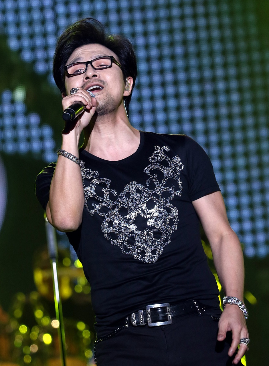 关于"汪峰玄学"的说法,可能源于汪峰屡次遭遇娱乐圈重大事件而无法登