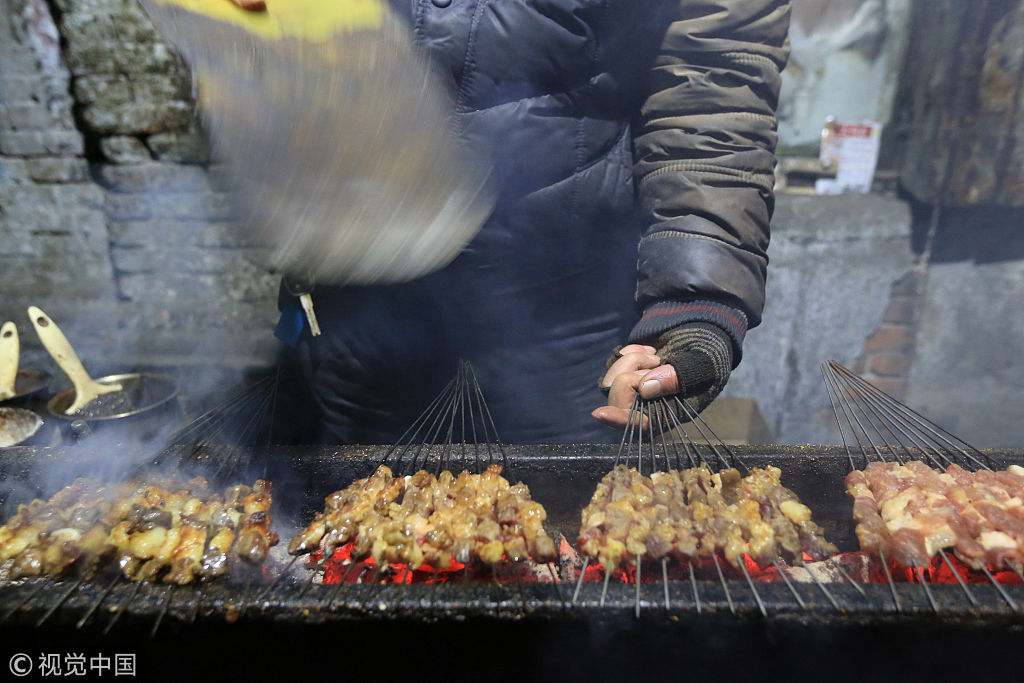 哈尔滨-30℃严寒来袭 烤串人边烤串边烤手
