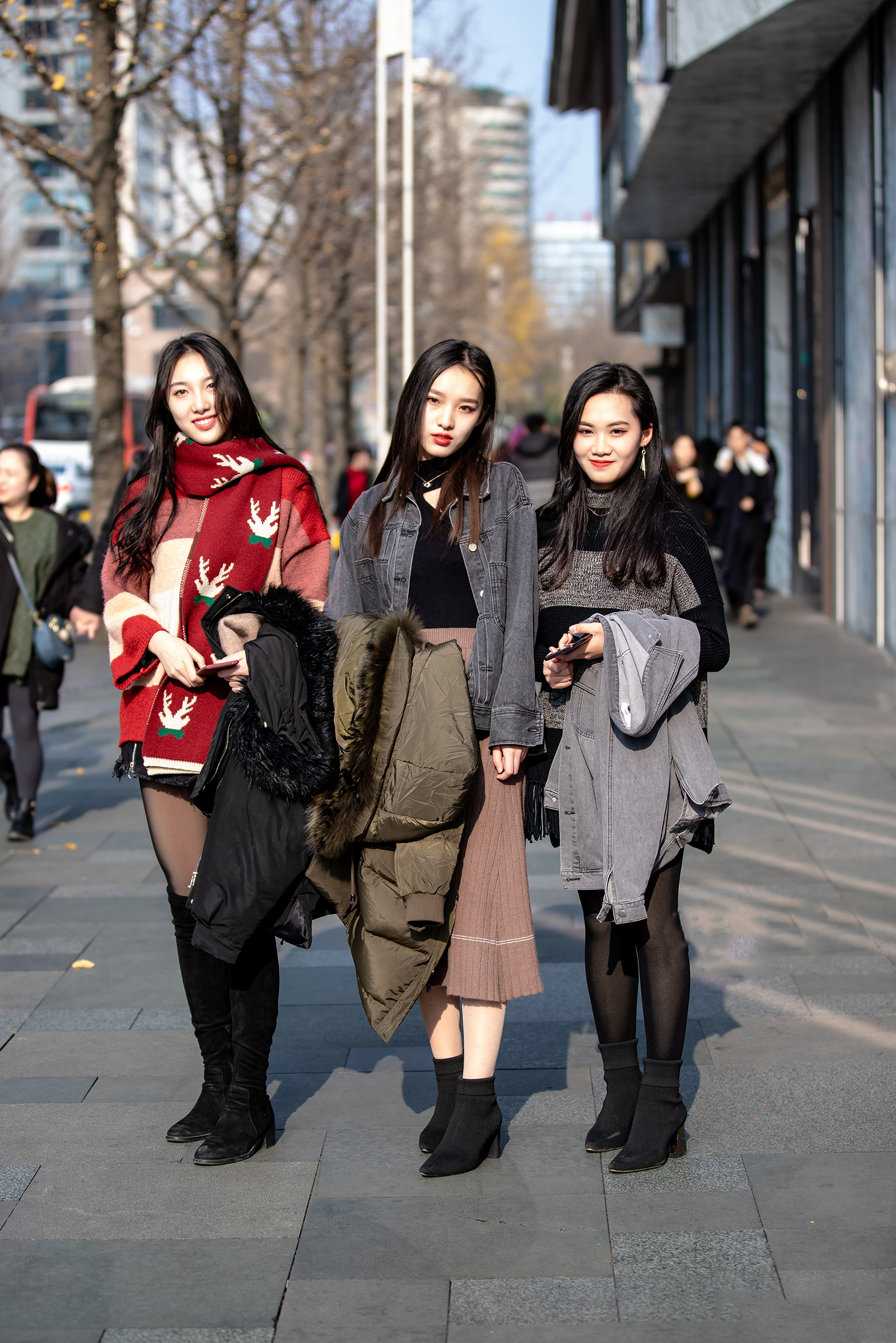 街拍:有的仙女不但自己会穿,还有个衣品好的美貌闺蜜