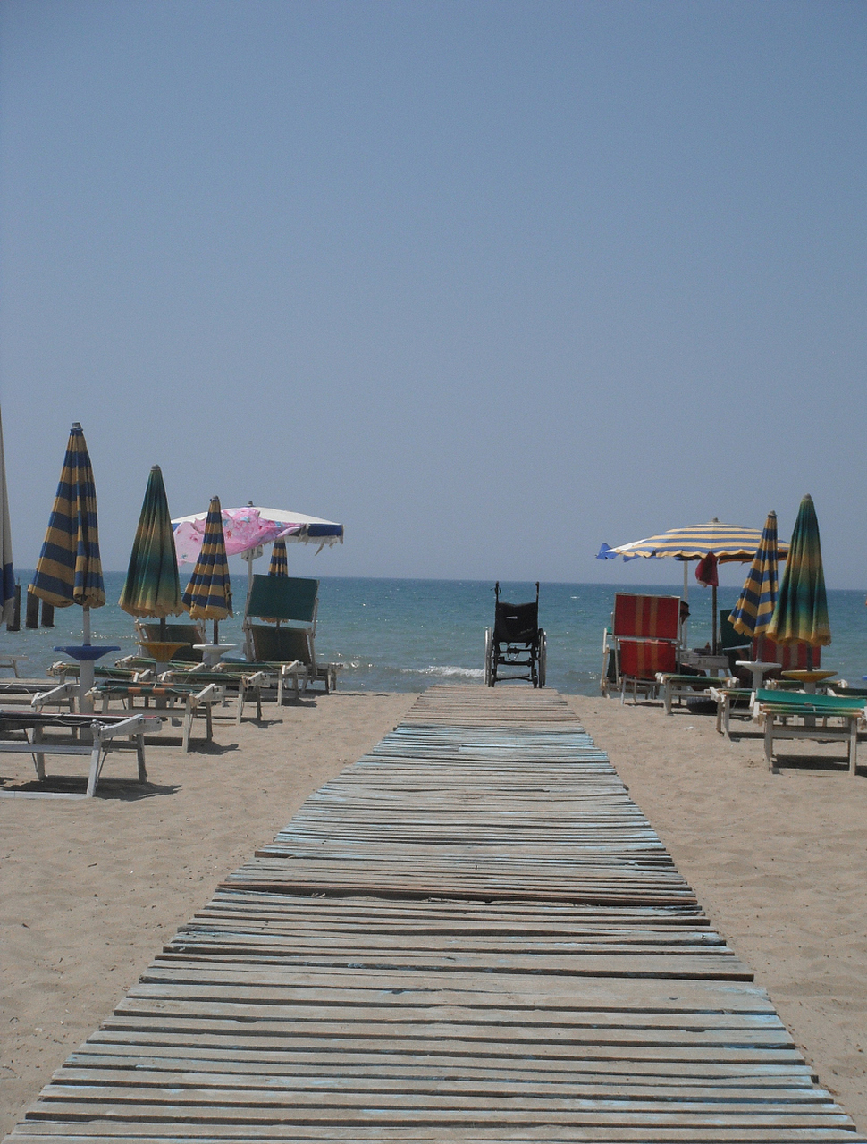 秦皇岛浅水湾是赶海的好去处,有优美的海滩和别墅群.