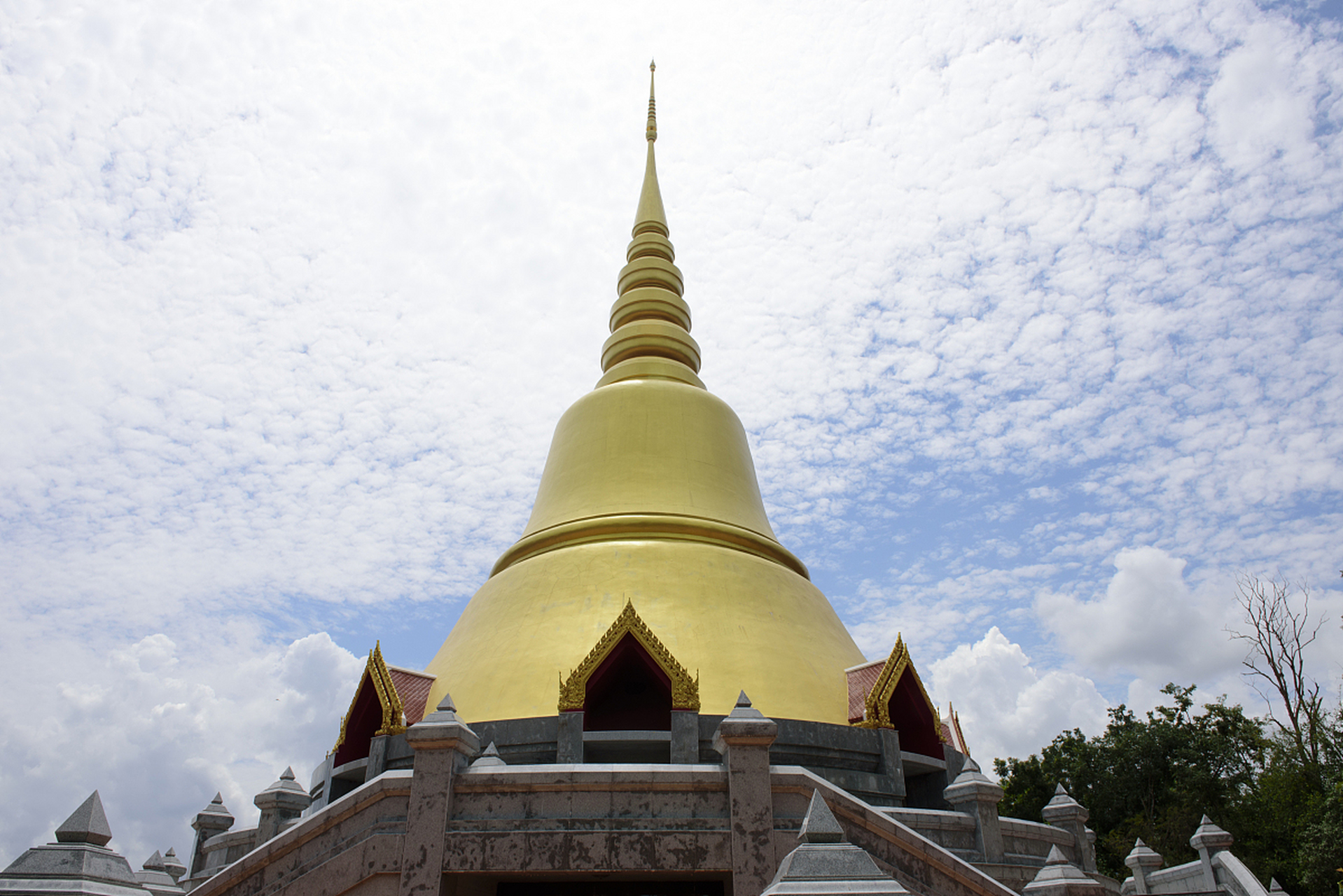 芒市金塔:云南芒市的金塔是傣族文化的象征之一,在这里您可以参观金塔