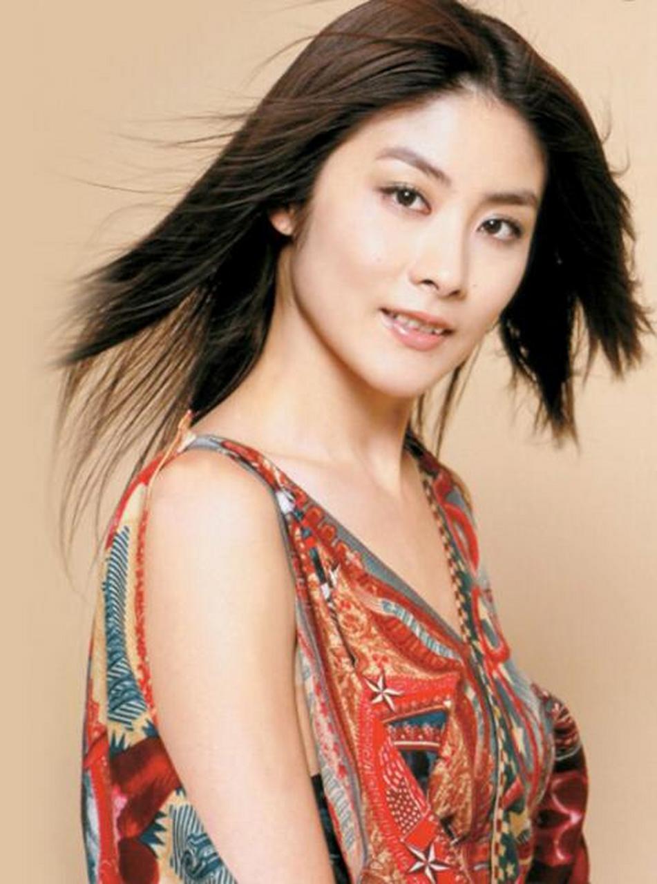 陈慧琳,父亲陈崇伟是知名珠宝商,目前拥有多家珠宝店,身家以亿计算