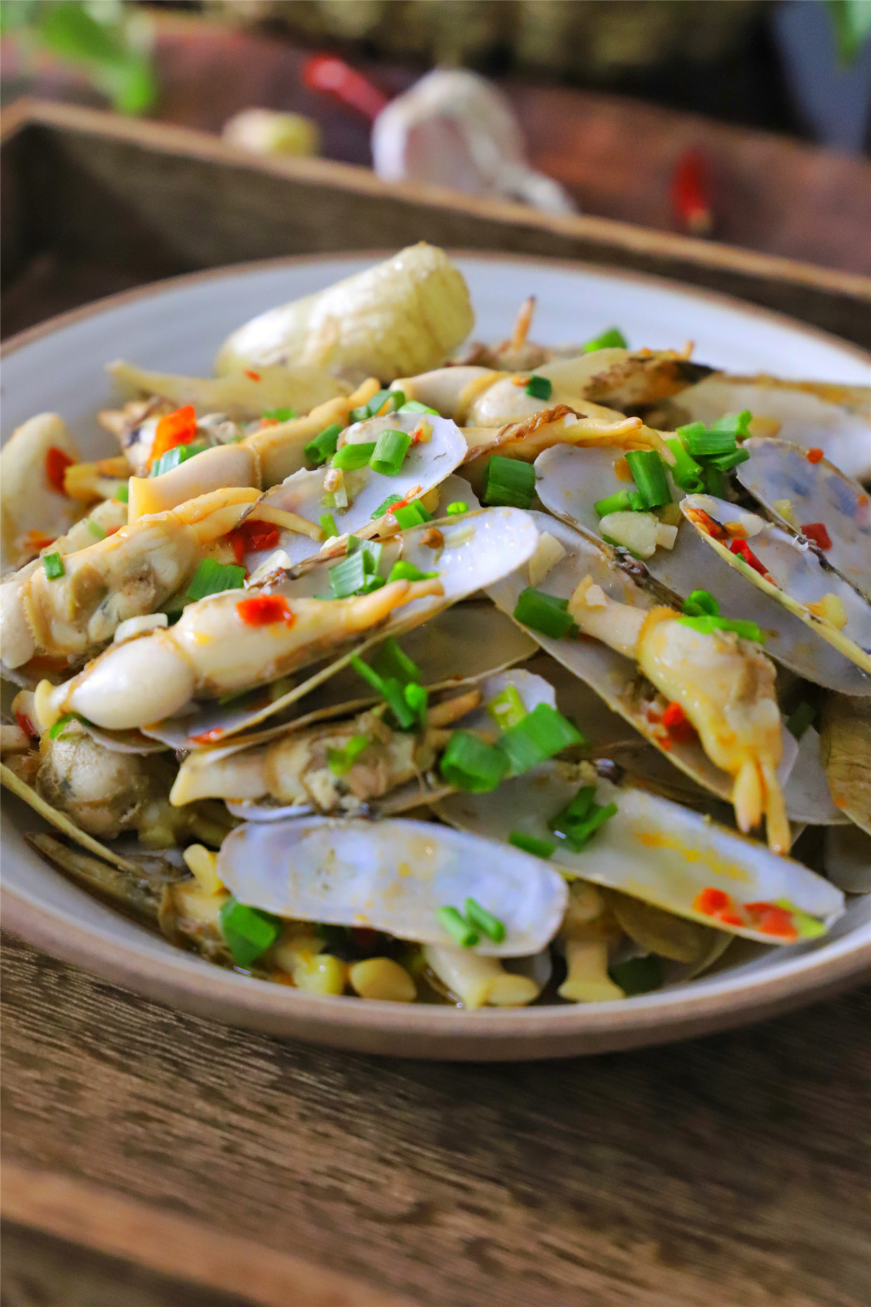 爆炒蛏子这样做才好吃,鲜嫩多汁,10分钟上桌,一顿能吃一大盘