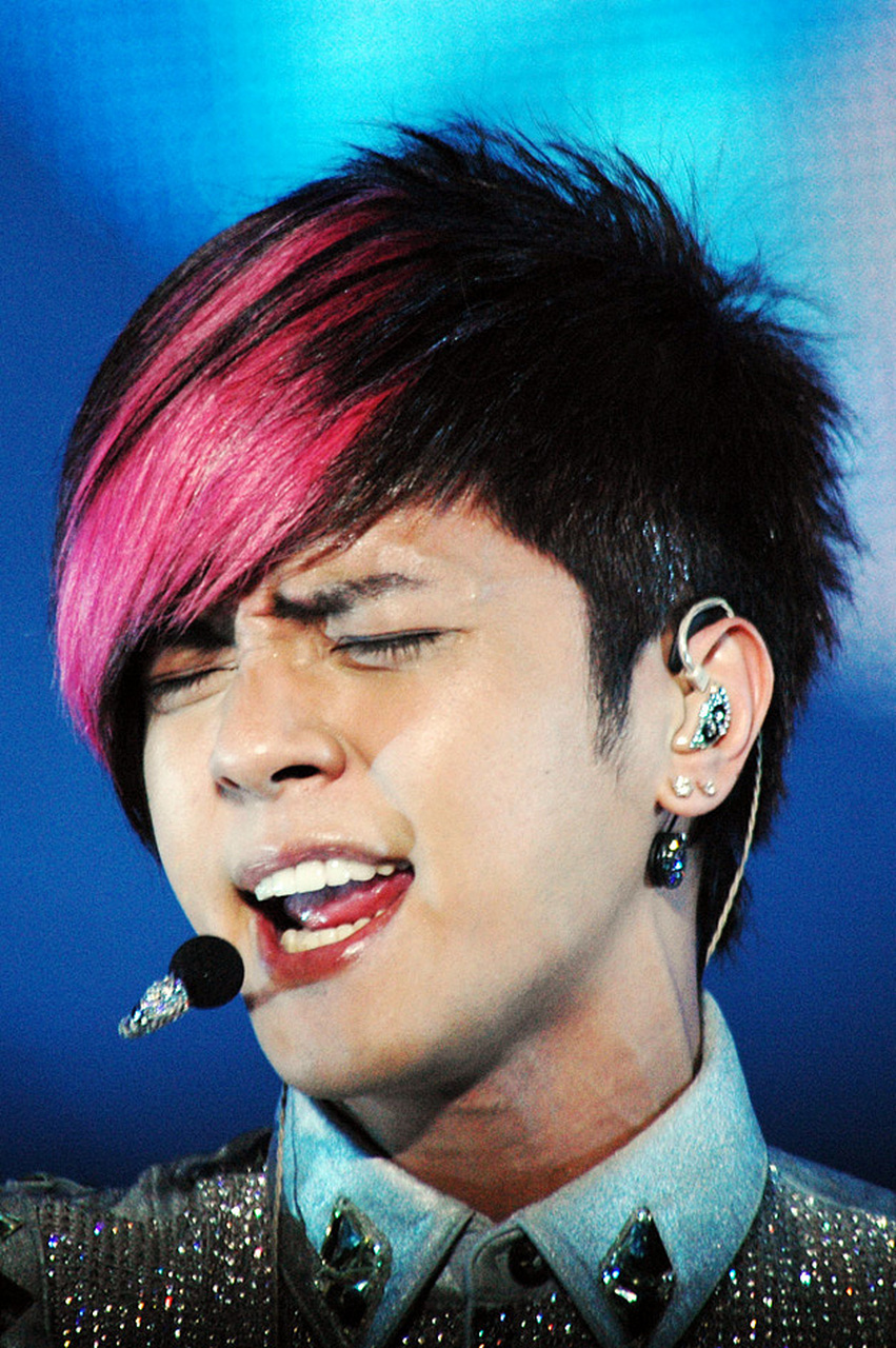 罗志祥复出# 7月30日,罗志祥迎来44岁生日,在台北开演唱会激动吕後