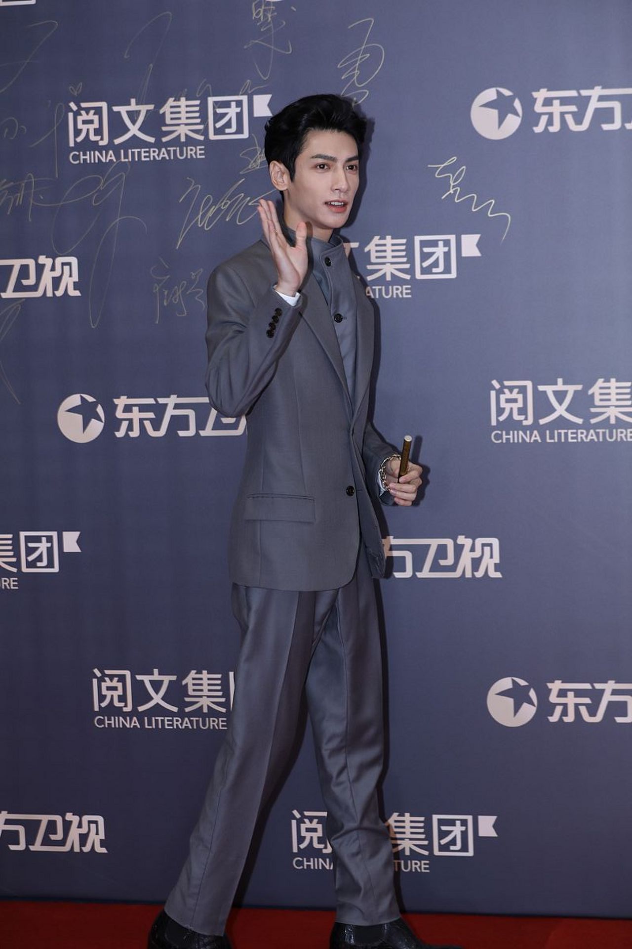 近日,有狗仔拍到罗云熙去探班陈飞宇,不少瓜友们激动了,觉得这是过世