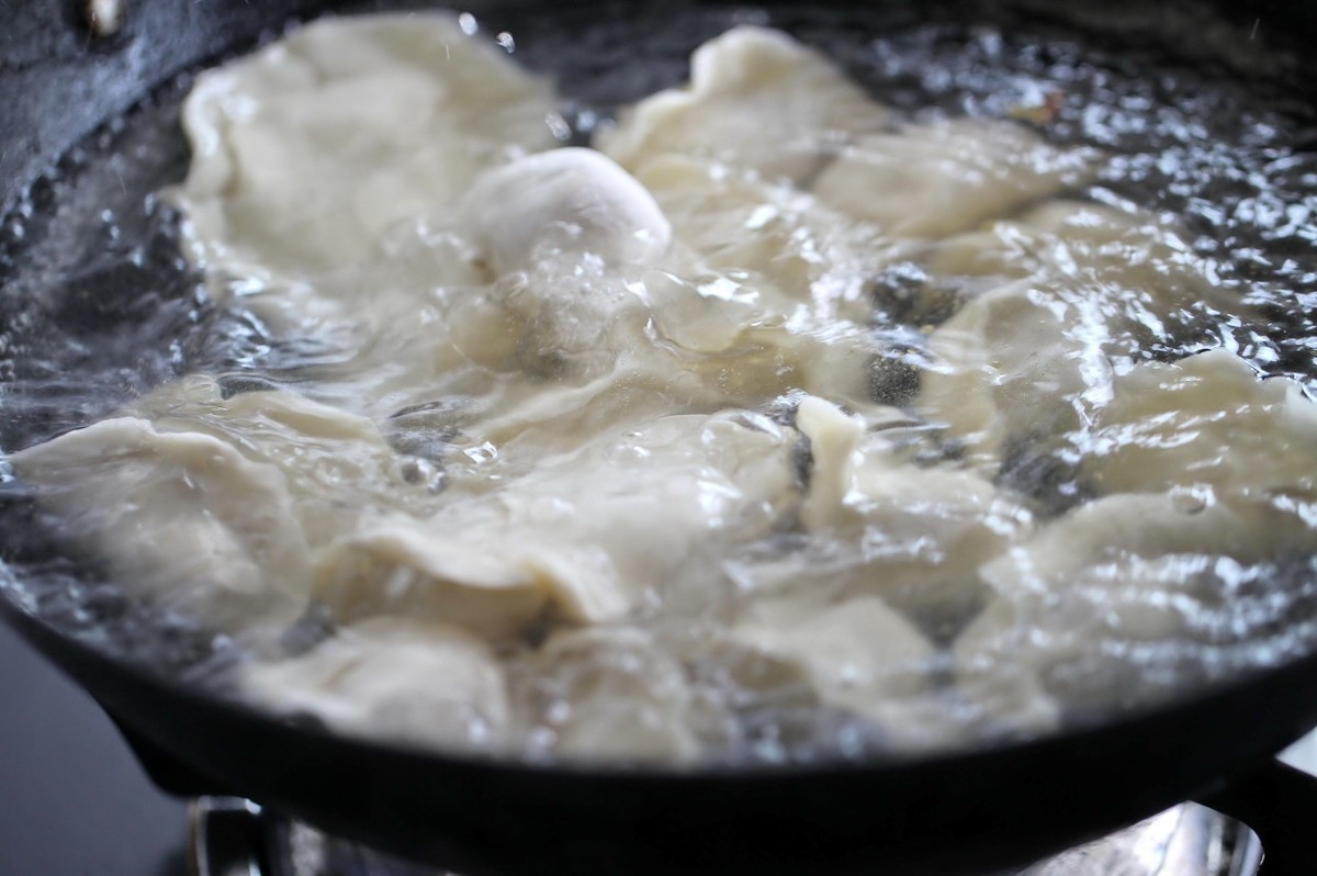 煮冷凍餃子,應該開水下鍋還是涼水下鍋?用錯了水,難怪會煮破皮