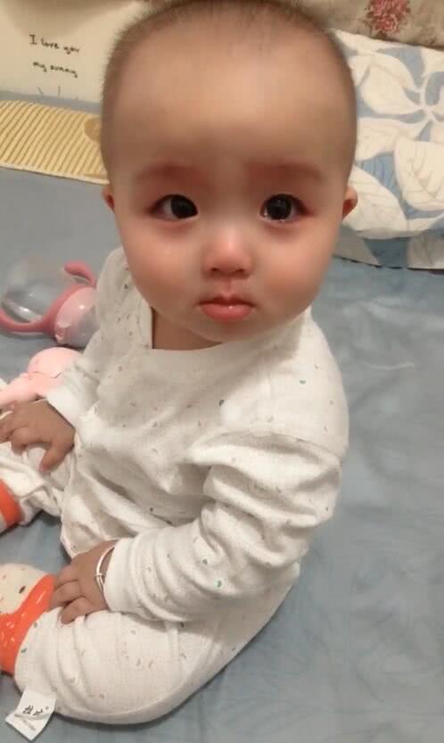 宝宝尿床被老妈教育,委屈流泪的表情走红,网友:好像"一休"