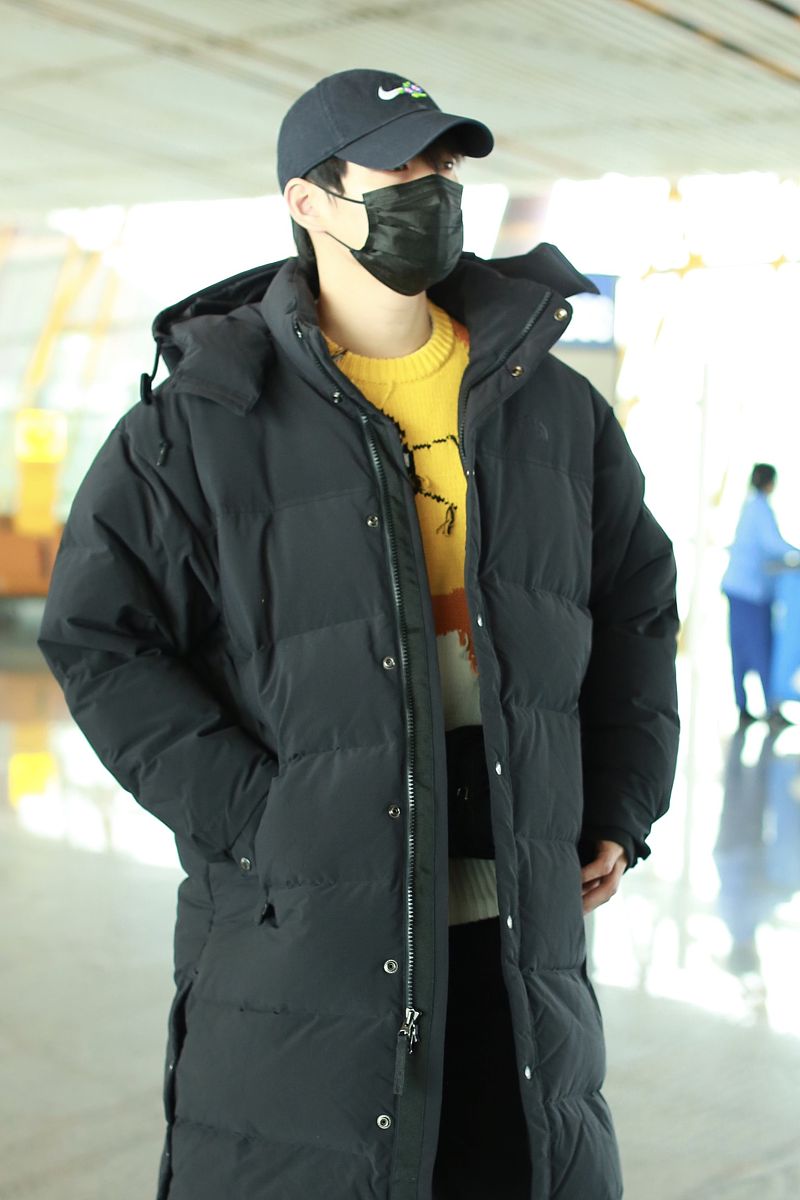 魏大勋街拍:mo&co.卡通毛衣休闲裤prada斜挎包 身披羽绒服霸气十足