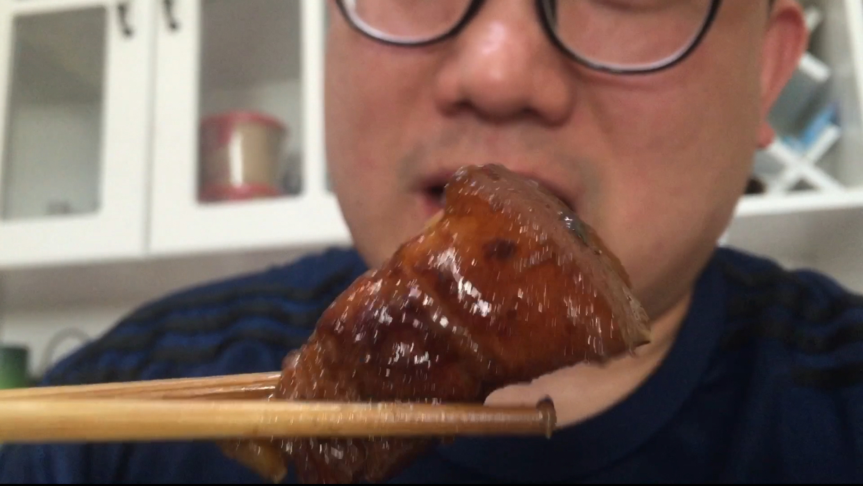 做红烧肉,大块肉炖的软烂,香辣田螺,个大肉肥,韭菜炒豆腐,香