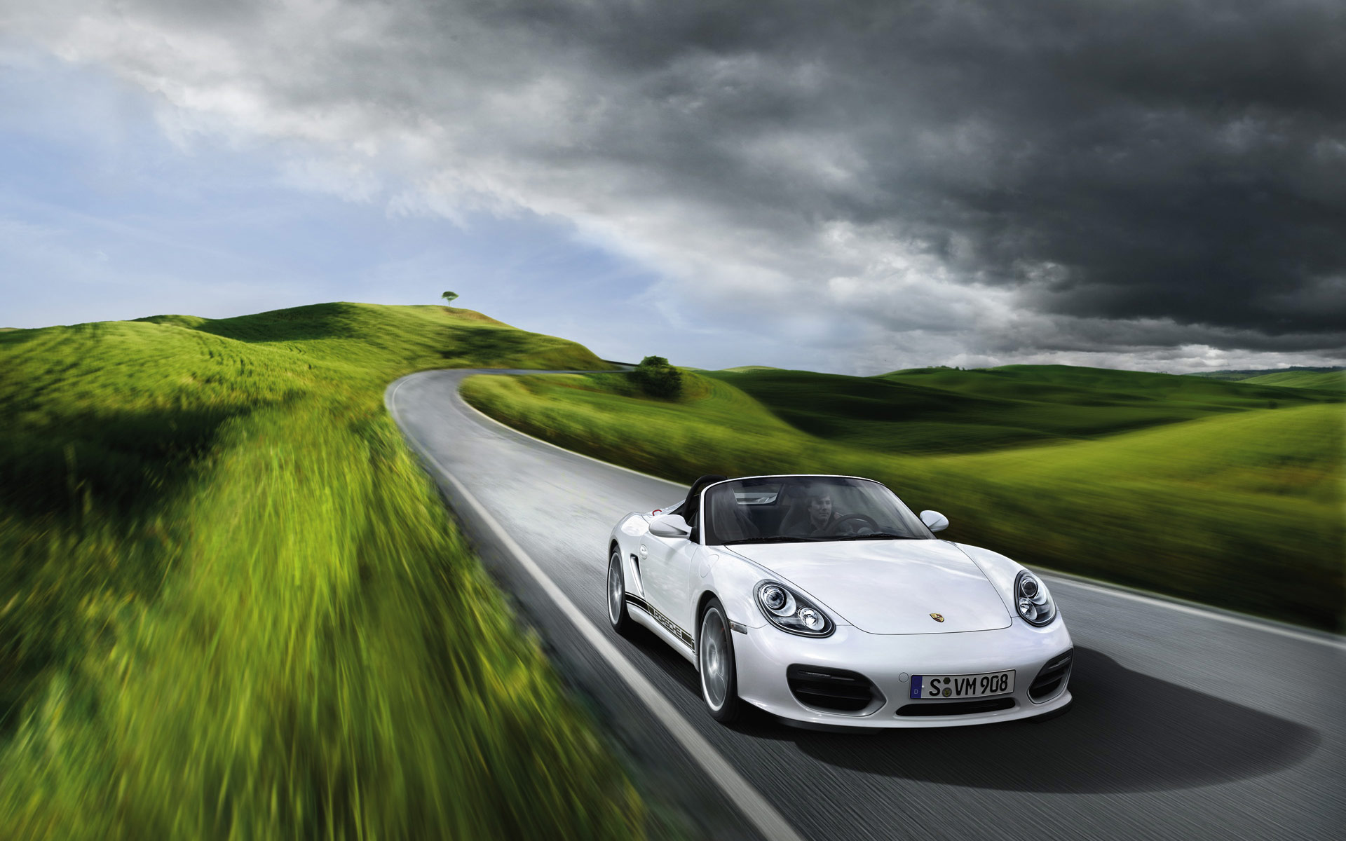 棕色的汽车行驶在路上,浅蓝色显得更加明亮,显得很亮眼