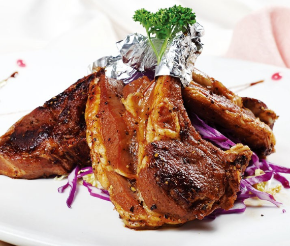 一组关于美食的图片:美味的食物让人心情愉悦,浓厚的酱汁.