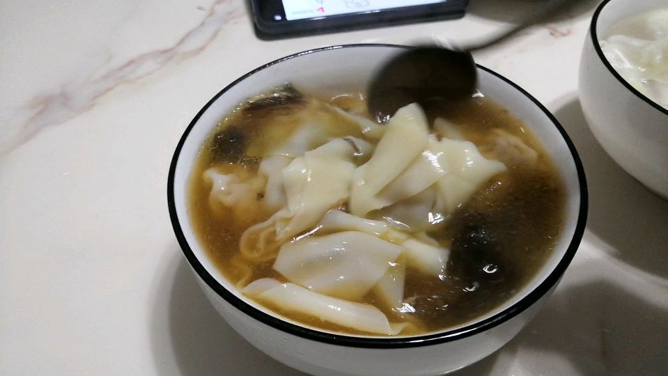 鲜虾肉馅大馄饨,皮薄馅大,一口一个特别鲜,特别好吃