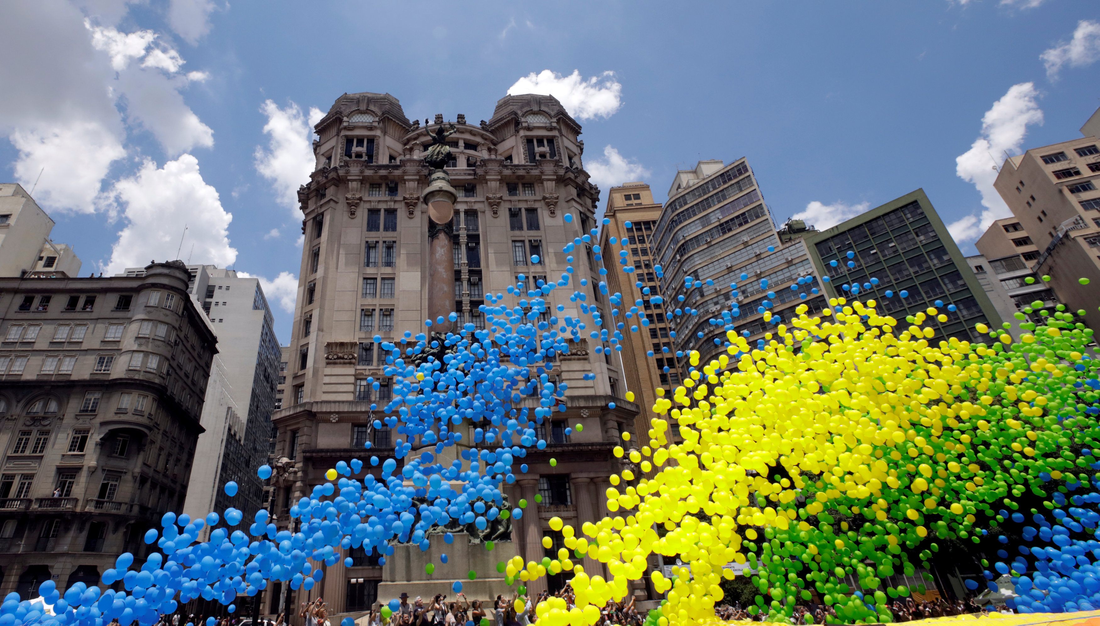 放飞气球迎新年(3)