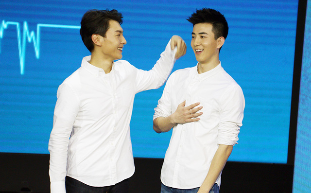 李川王青《左耳》发布会男男cp互摸头,白衣仔裤大秀长腿