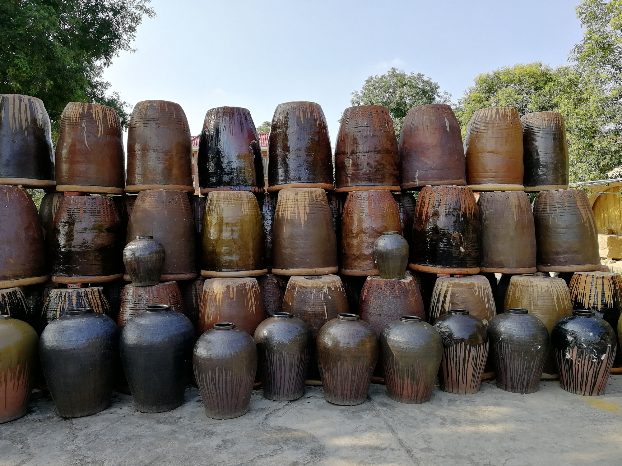 古朴实用的水瓮为什么色彩不一?