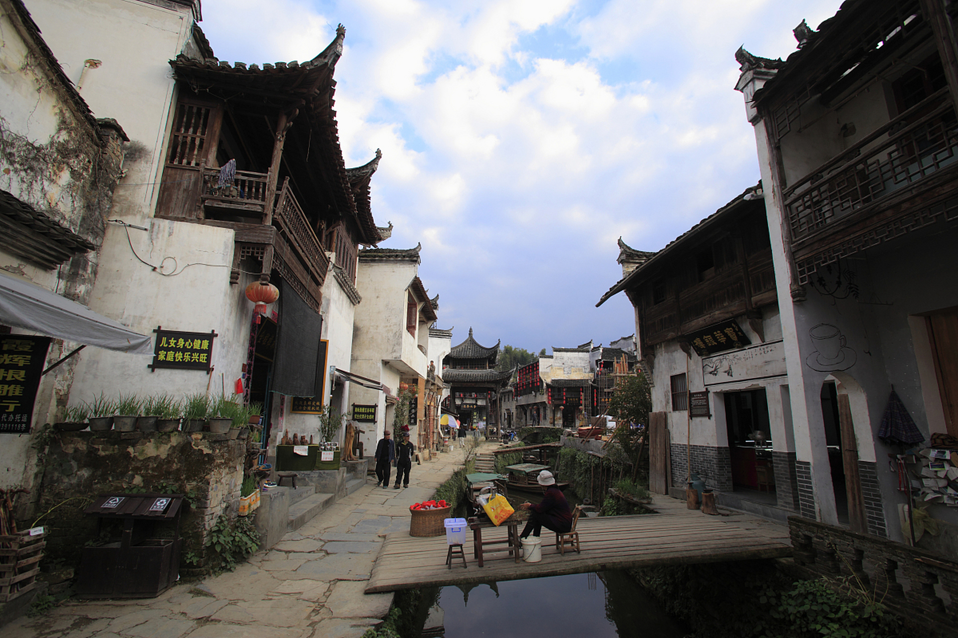 今天,让我们一起去浙江余姚的阳明古镇,体验那里的古色古香和悠闲时光