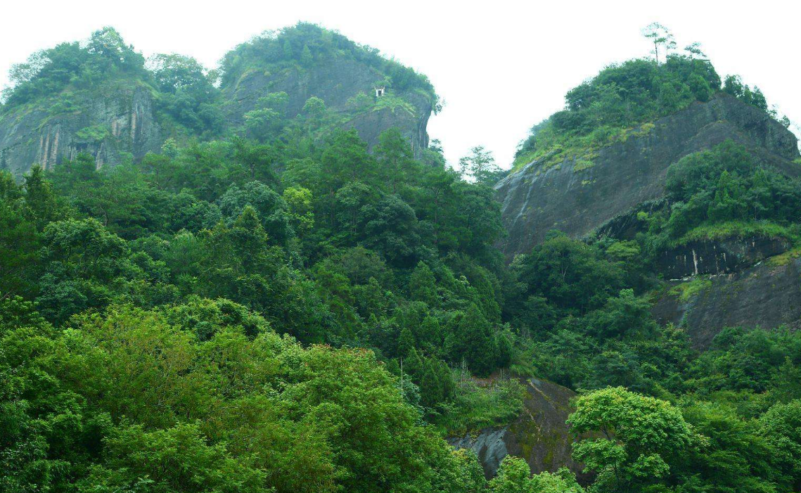 这是一座大山,风景很美,人们乐此不疲来往这里!