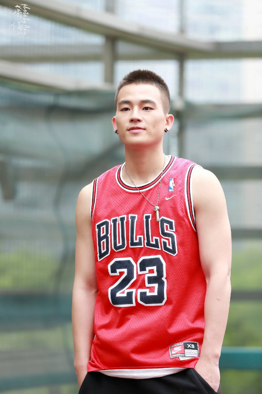 痞帅欧豪的时尚穿搭秘籍,原来只有背心才是这个运动少年的最爱!