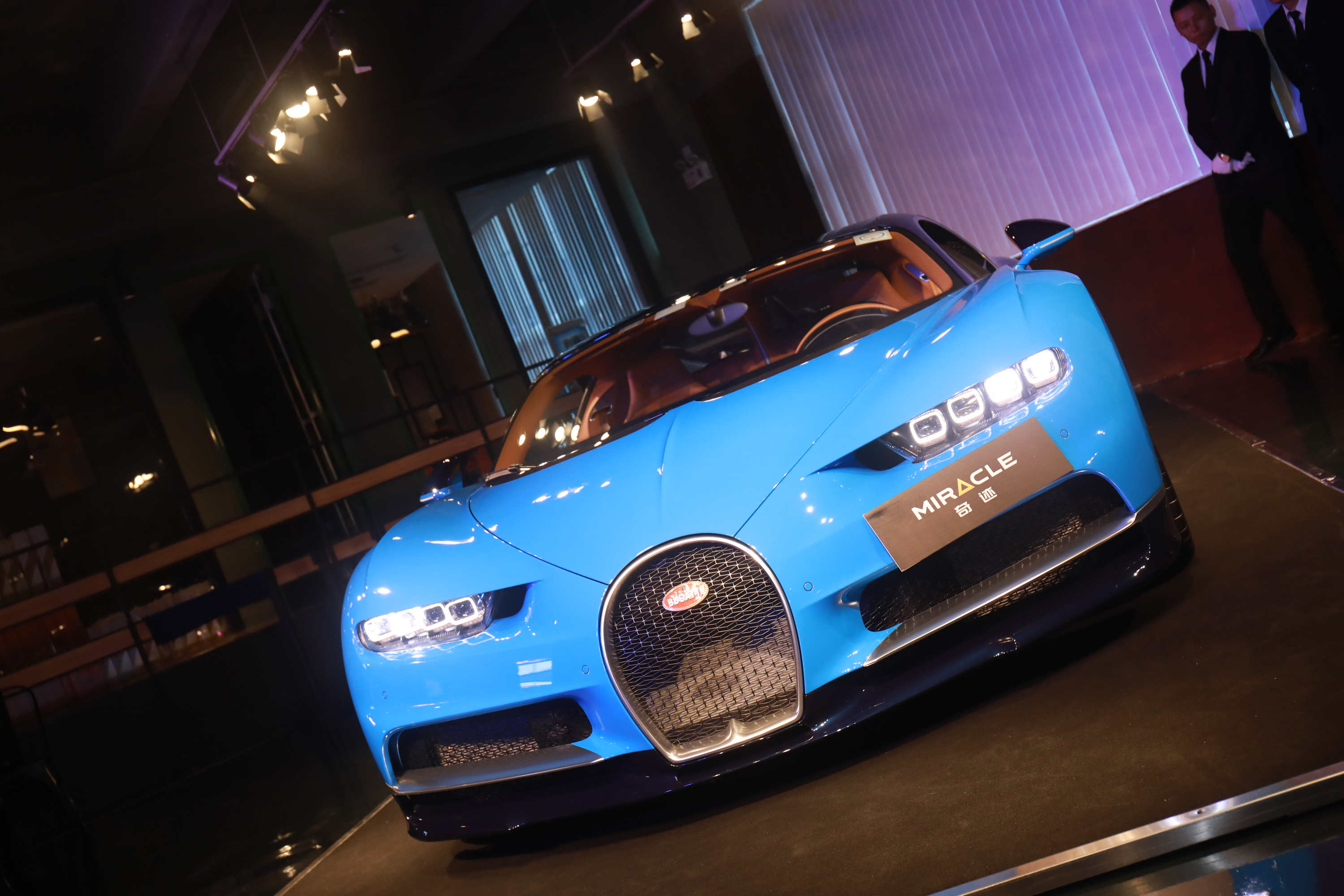 八戒实拍亚洲首台布加迪赤龙交车