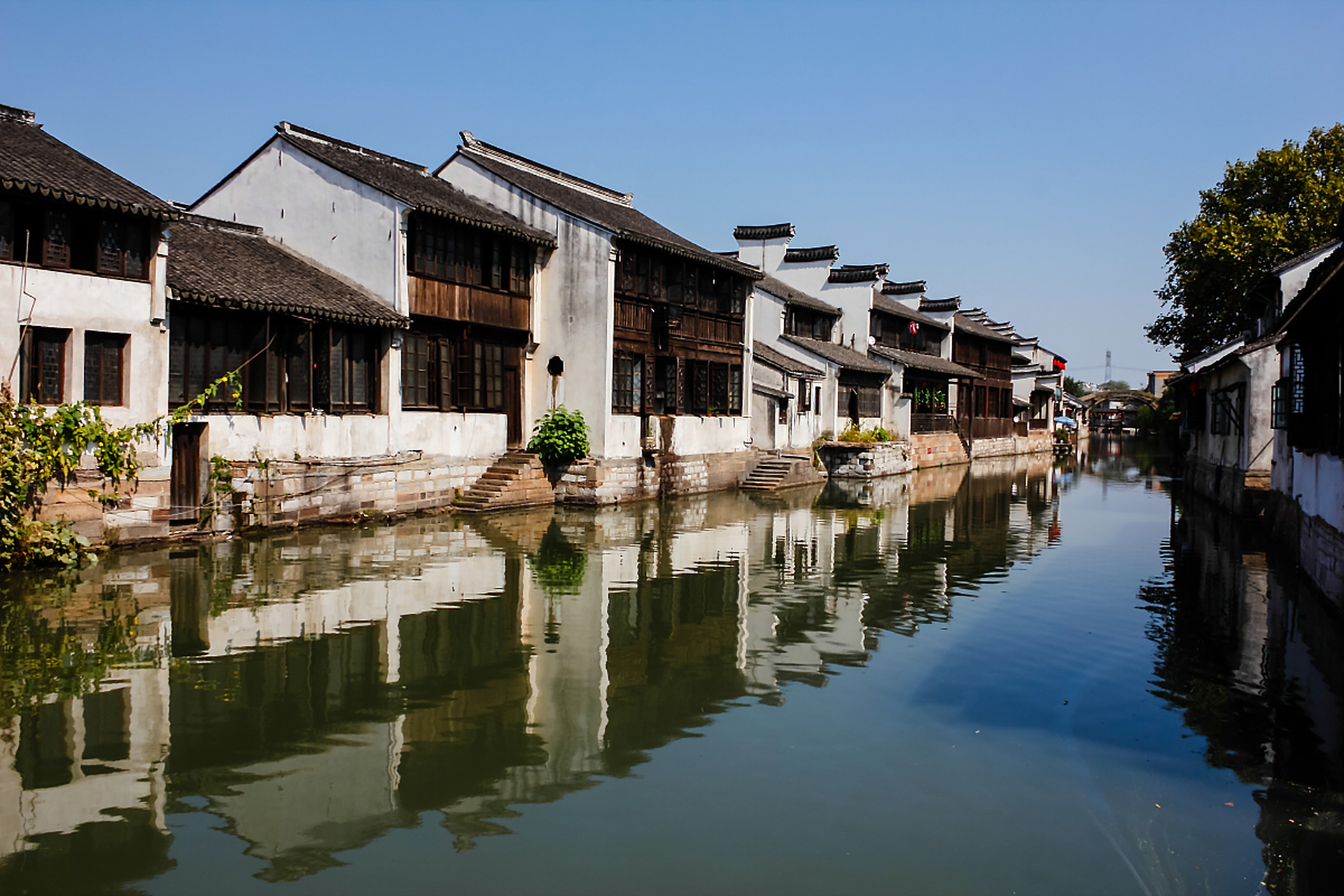 南浔古镇是位于浙江省湖州市的一个古镇,有着悠久的历史和文化,保存有