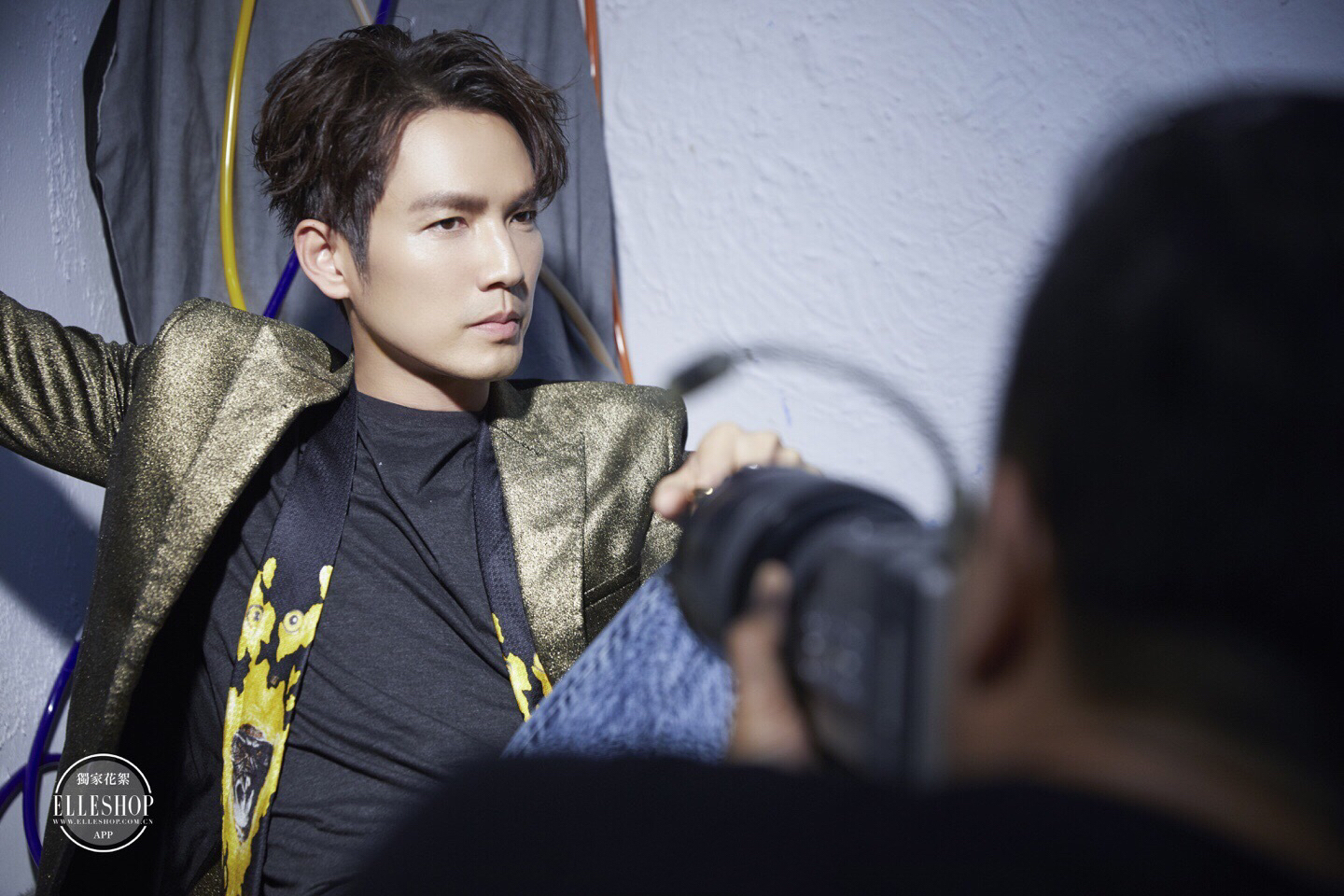 最新杂志拍摄花絮,儒雅绅士与调皮风趣并行,且自带光芒的钟汉良