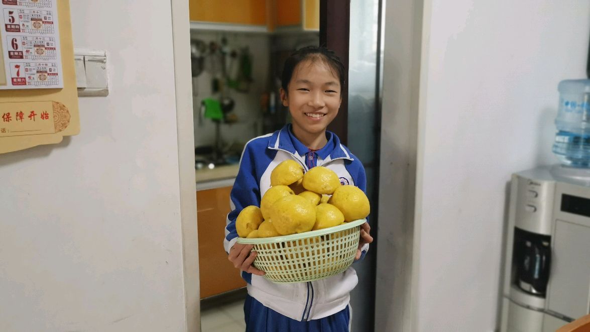 南瓜面的红豆沙包子,手工食品,金灿灿很诱人,小棉袄吃的停不下