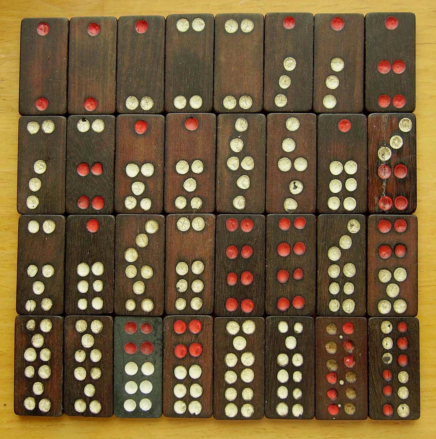 每张牌都是长方形,正面分别刻有2到12点数的点子,同样要四个小伙伴的