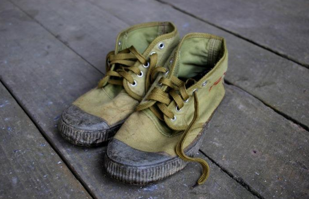 被我国淘汰的解放鞋,如今在欧美掀起流行浪潮,贵得离谱
