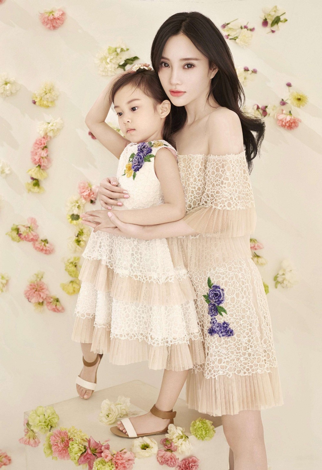 38岁李小璐,穿背心配运动裤大秀一字马,侧面看腹肌堪比袁姗姗