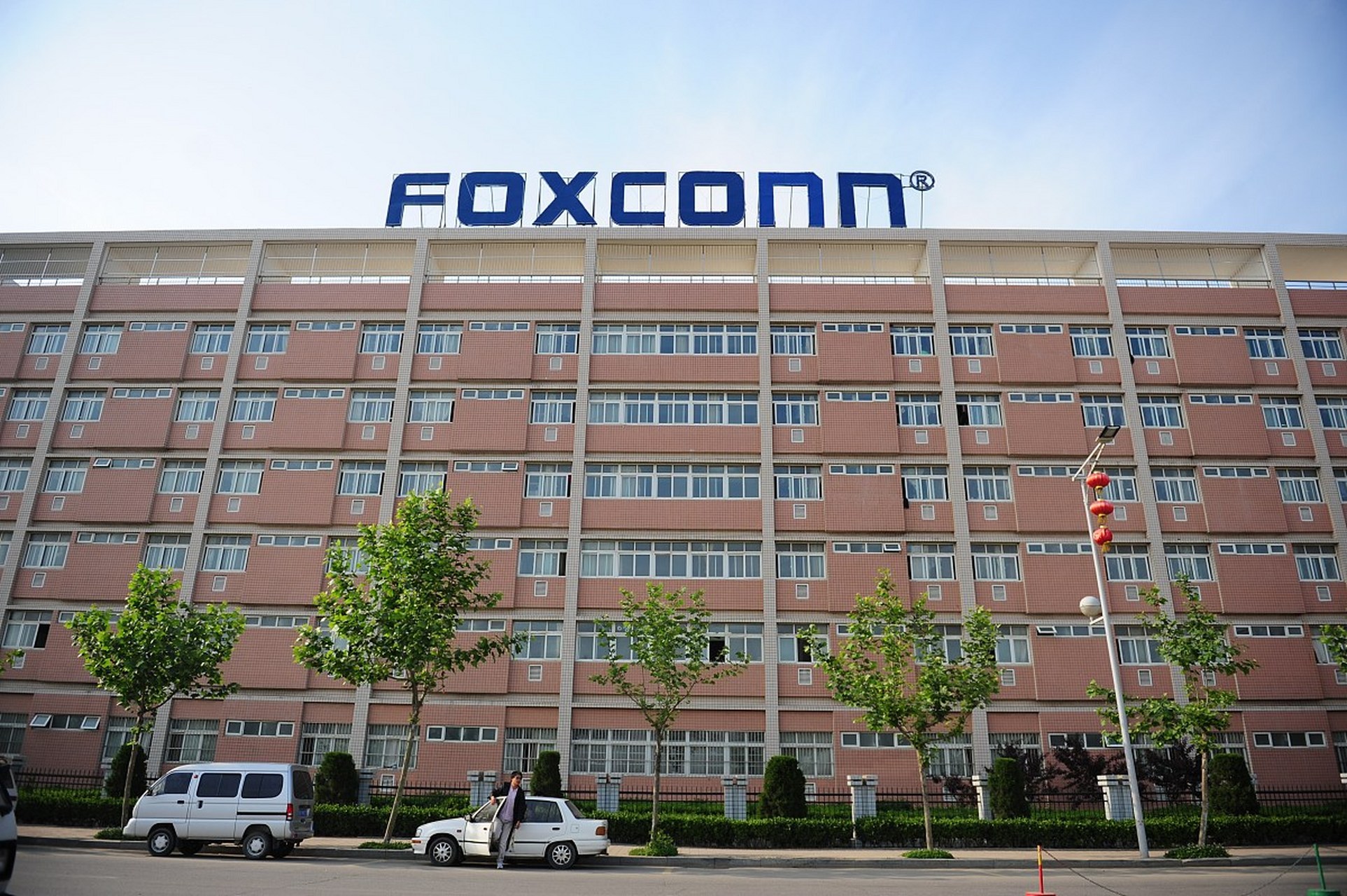 富士康是全球最大的电子制造服务公司,提供通讯设备,计算机组装,消费