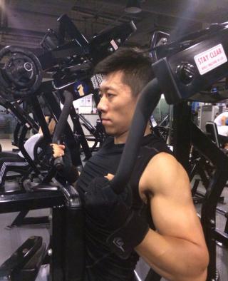 43岁影帝夏雨一身肌肉,腹肌明显,你觉得他身材如何?