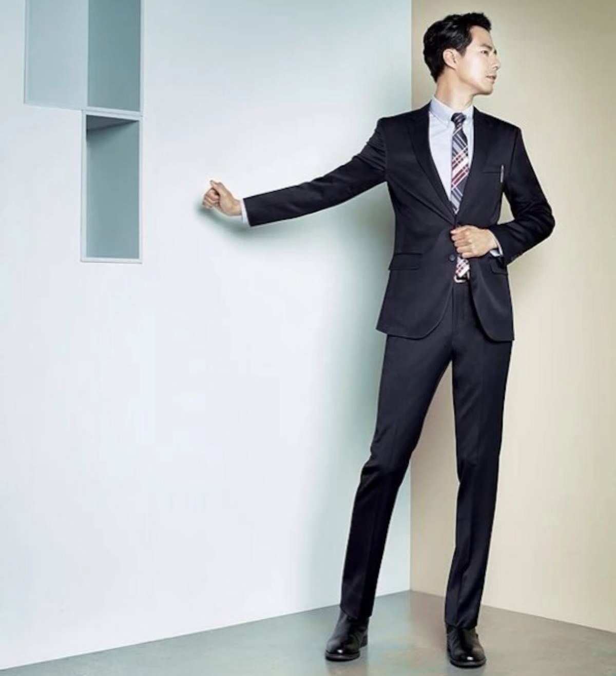 赵寅成西装写真照