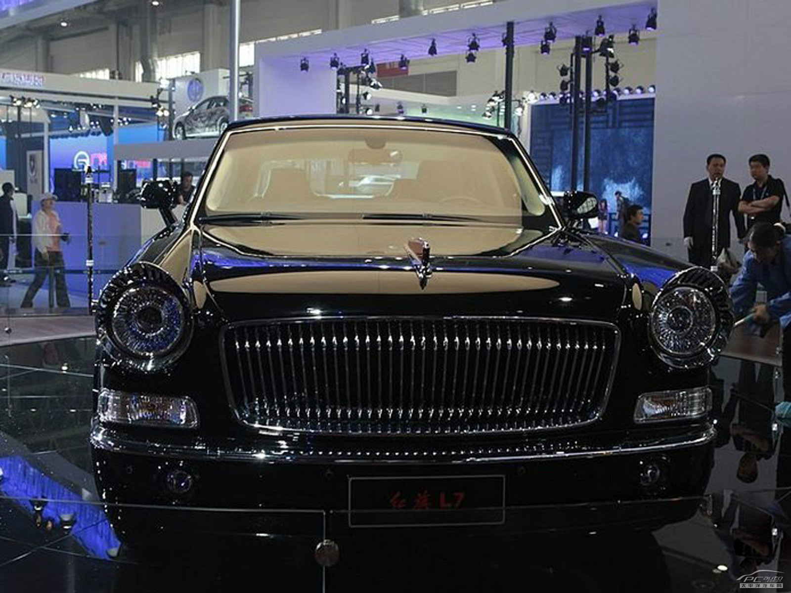 红旗l7的外观鉴赏.外观时尚,线条流畅,整体造型沉稳优雅.