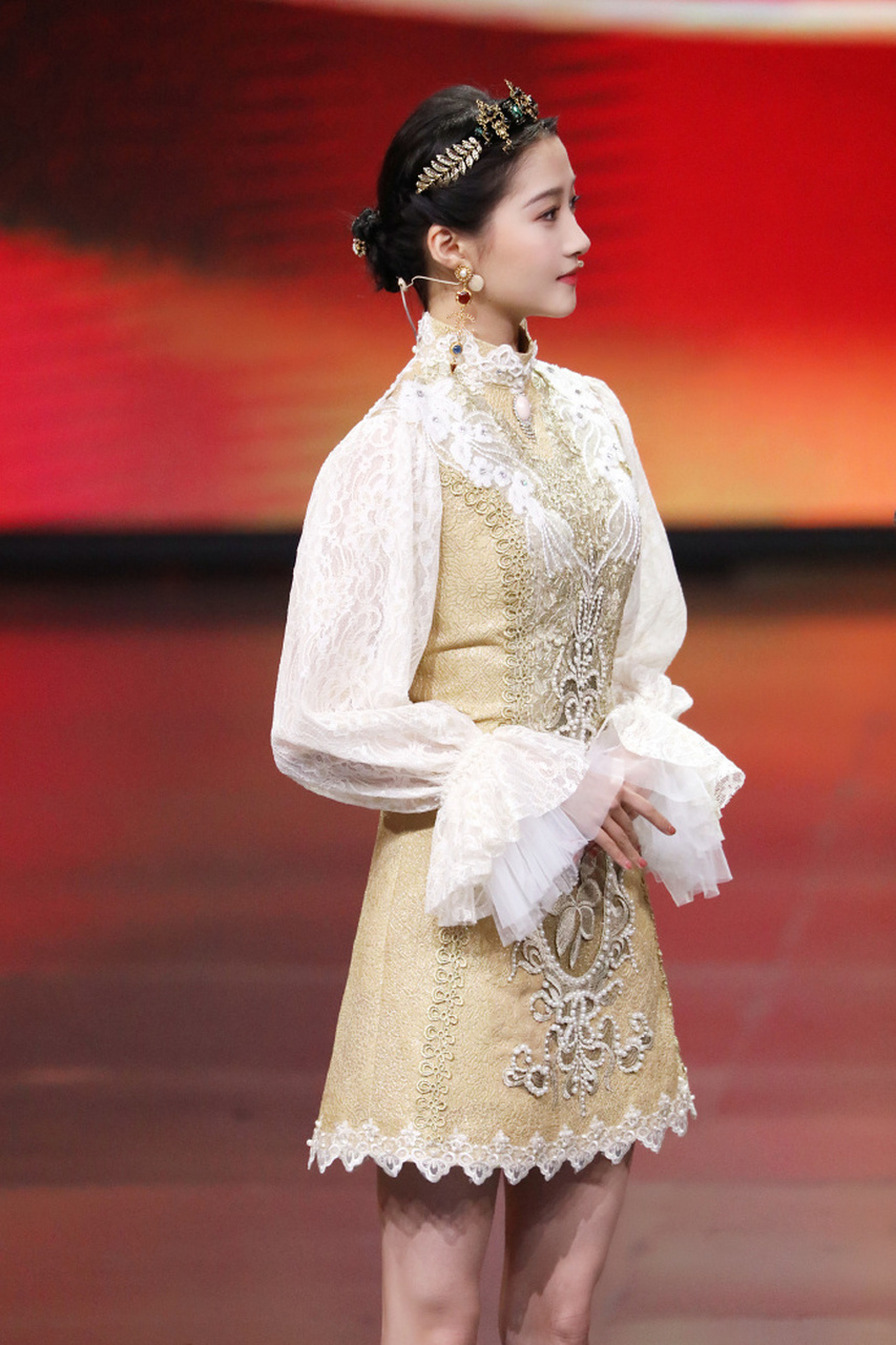 关晓彤王牌造型好惊艳,精致的宫廷服刺绣小礼服搭配优雅的盘发典雅