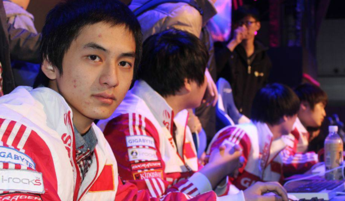 lol:微笑穿女装直播人气突破三千万,网友:就等草莓穿女装了