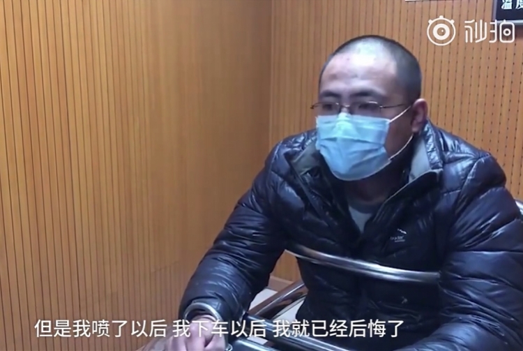 唐某接受青山警方询问.