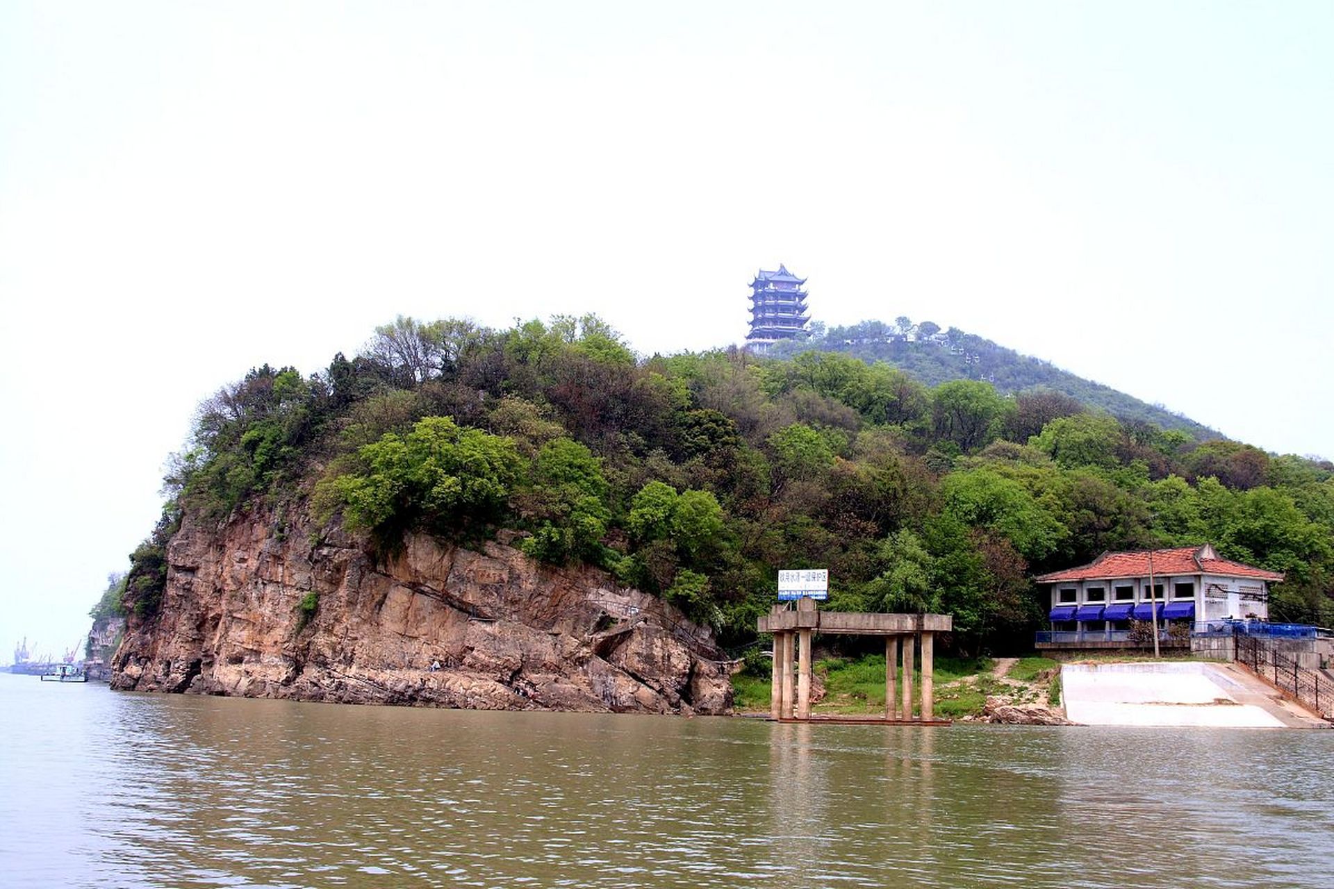 首先,你可以去采石矶风景区.