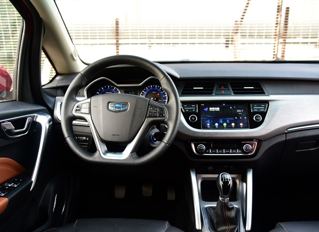 这款车的内饰遵循了吉利目前的家族化设计,在整体档次感和层次感上